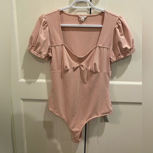 WORN ONCE GUESS PALE PINK SIZE MEDIUM SHORT SLEEVE BODYSUIT - Picture 3 of 15